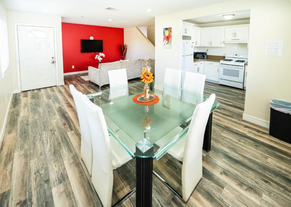 Large Condo Sleeps 10 near Downtown Los Angeles